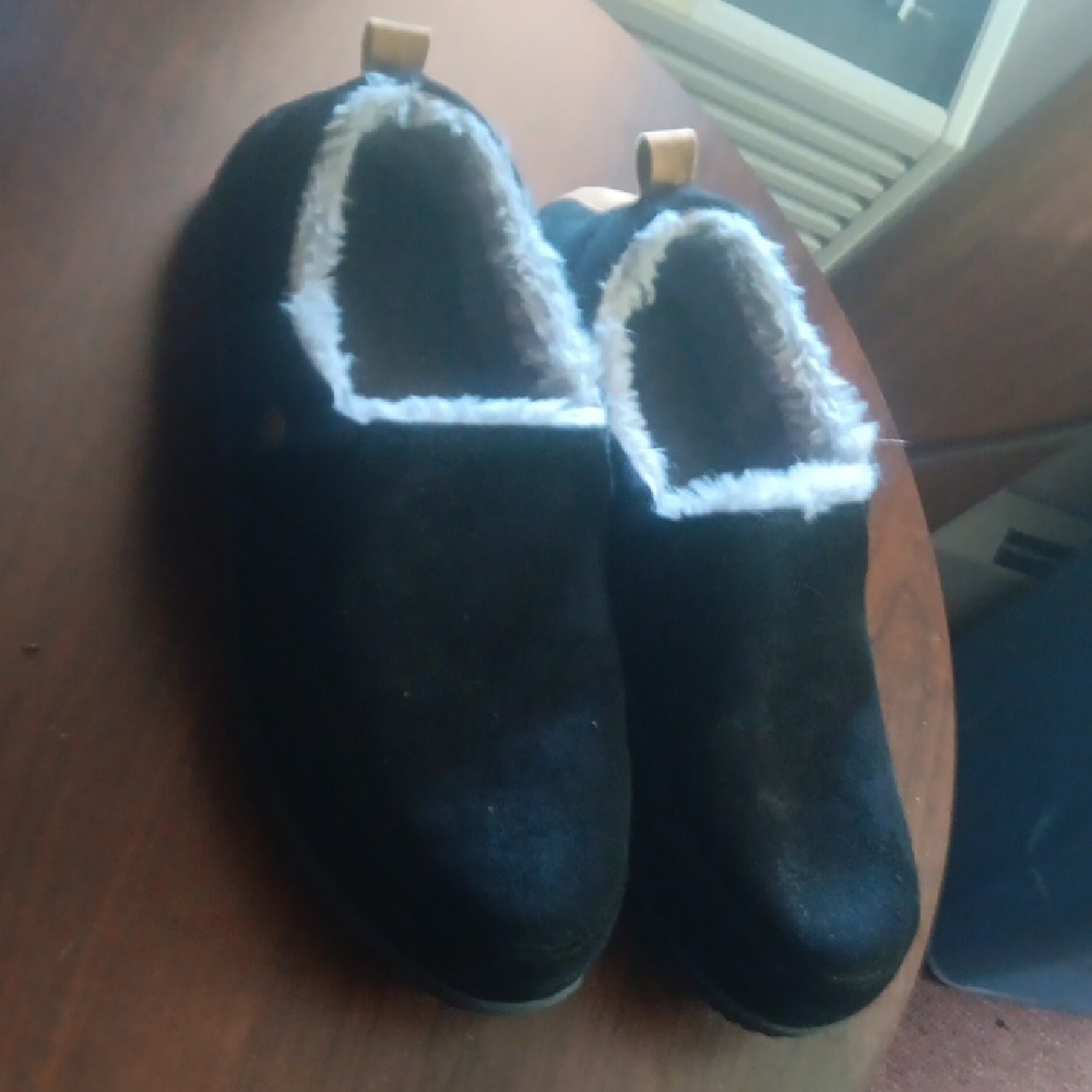 Cozy Black Dearfoams Suede Slippers with Faux Fur Lining